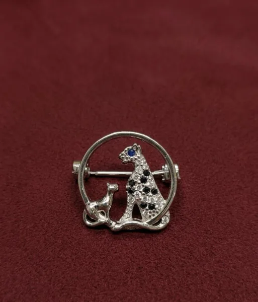 Silver Leopard & Cub Circular Lapel Pin / Brooch