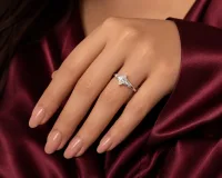 Elegant Cross-Prong Solitaire Ring