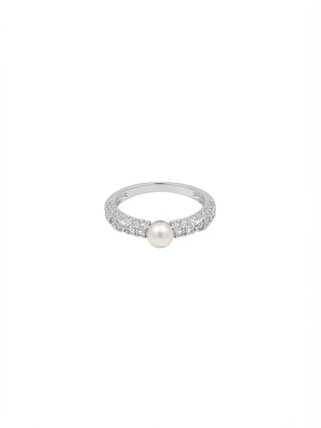 The Pearl in Embrace
